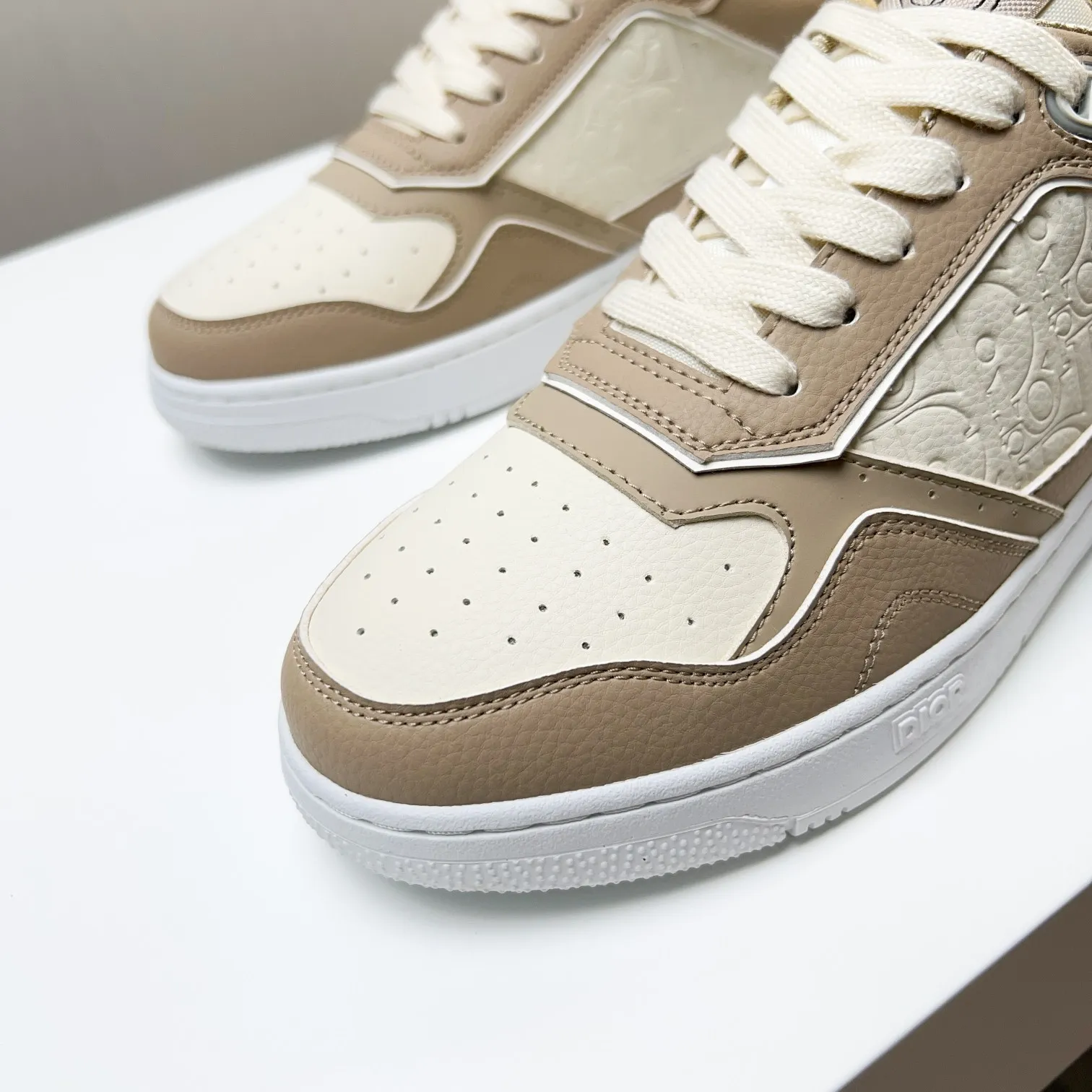 Men's Men's Shoes 💰400 [New] 🦩🦩Dior - Low-top sneakers 2025 spring men's collection new arrivals [Celebrate][Celebrate][Celebrate], reinterpret the basketball shoe design and become a classic Dior item [Strong][Strong][Strong], crafted in black and cream white smooth cowhide with beige suede, leather display on the side The CD logo, tongue, sole and back side are decorated with various distinctive details to enhance the style[666][666], while eyelet details, topstitching and rubber panels highlight the dynamic charm of its athletic style[strong][strong][strong]. It has a two-color rubber sole, which can be matched with various clothing to create a refined look. Size: 38 to 44 (45 can be customized